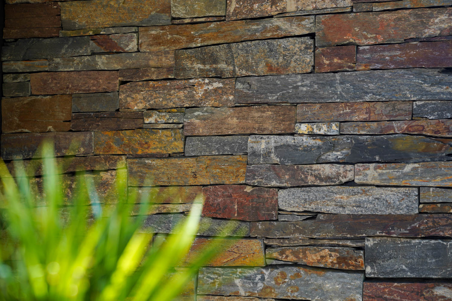 Gartenmauer aus rostrot-grauem Kalkstein