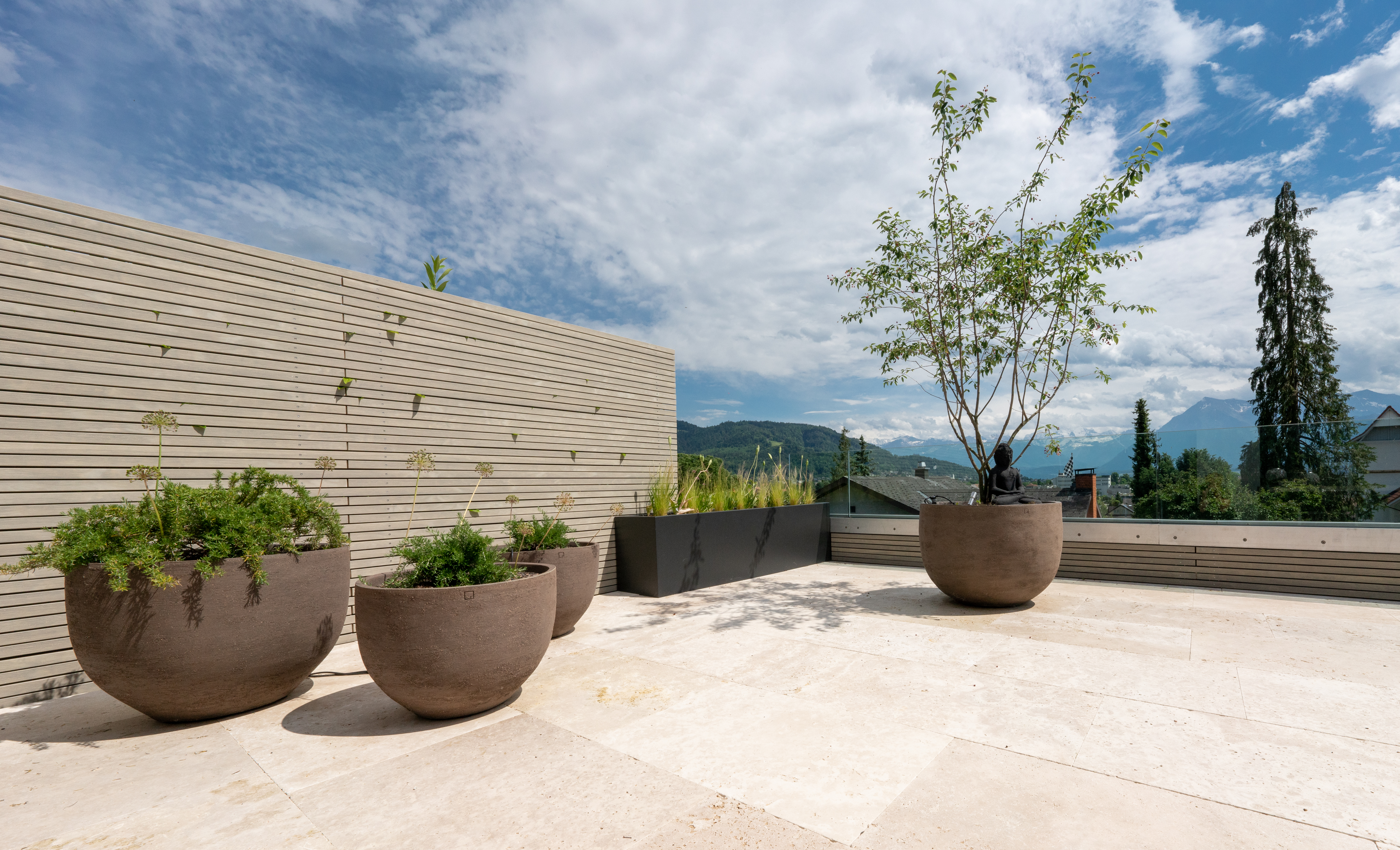 runde Pflanzgefässe für Kräuter und Beerensträucher auf der Terrasse