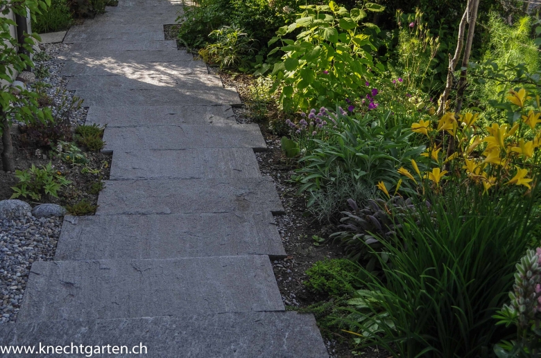 Gartenweg aus rechteckigen Natursteinplatten