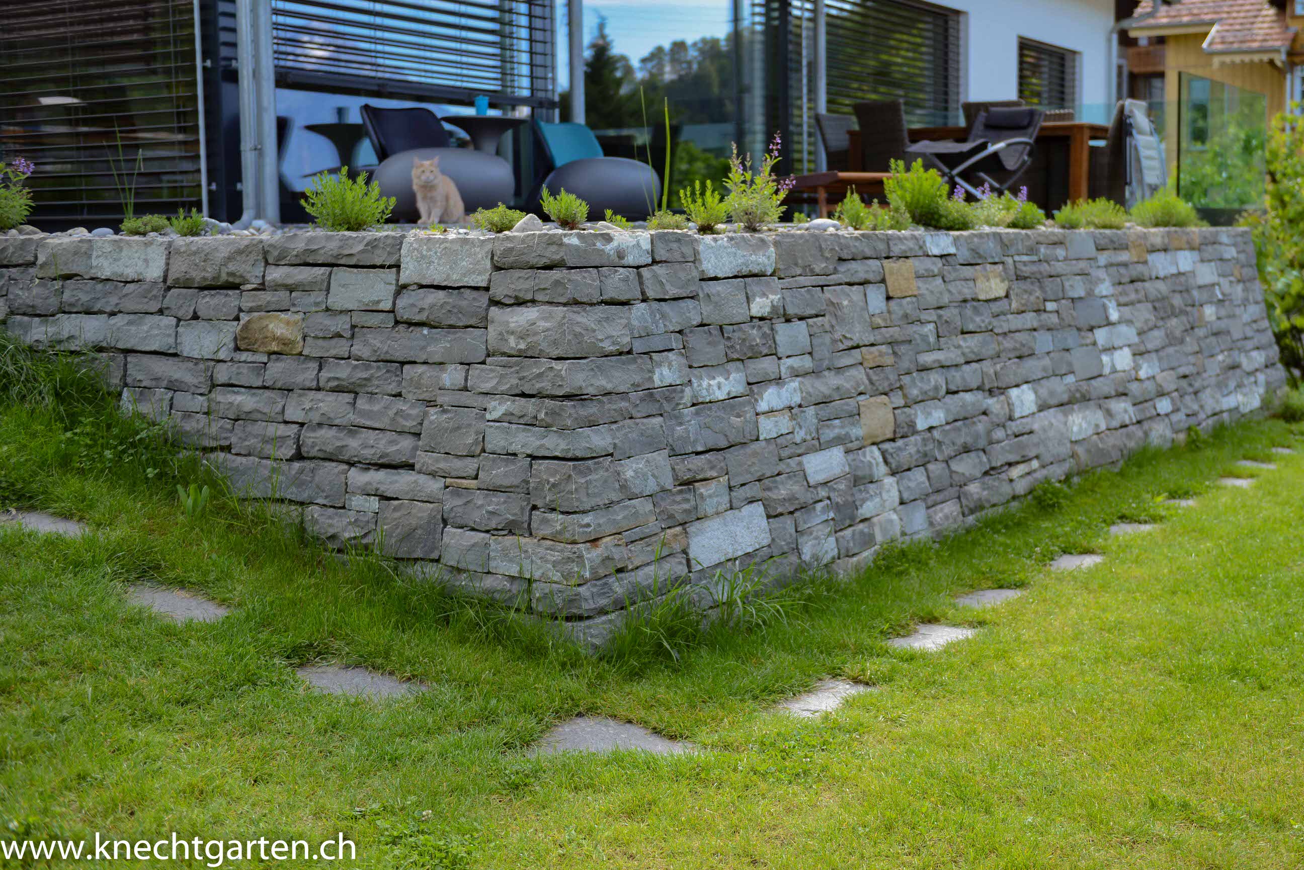 Natursteinstützmauer für Terrasse