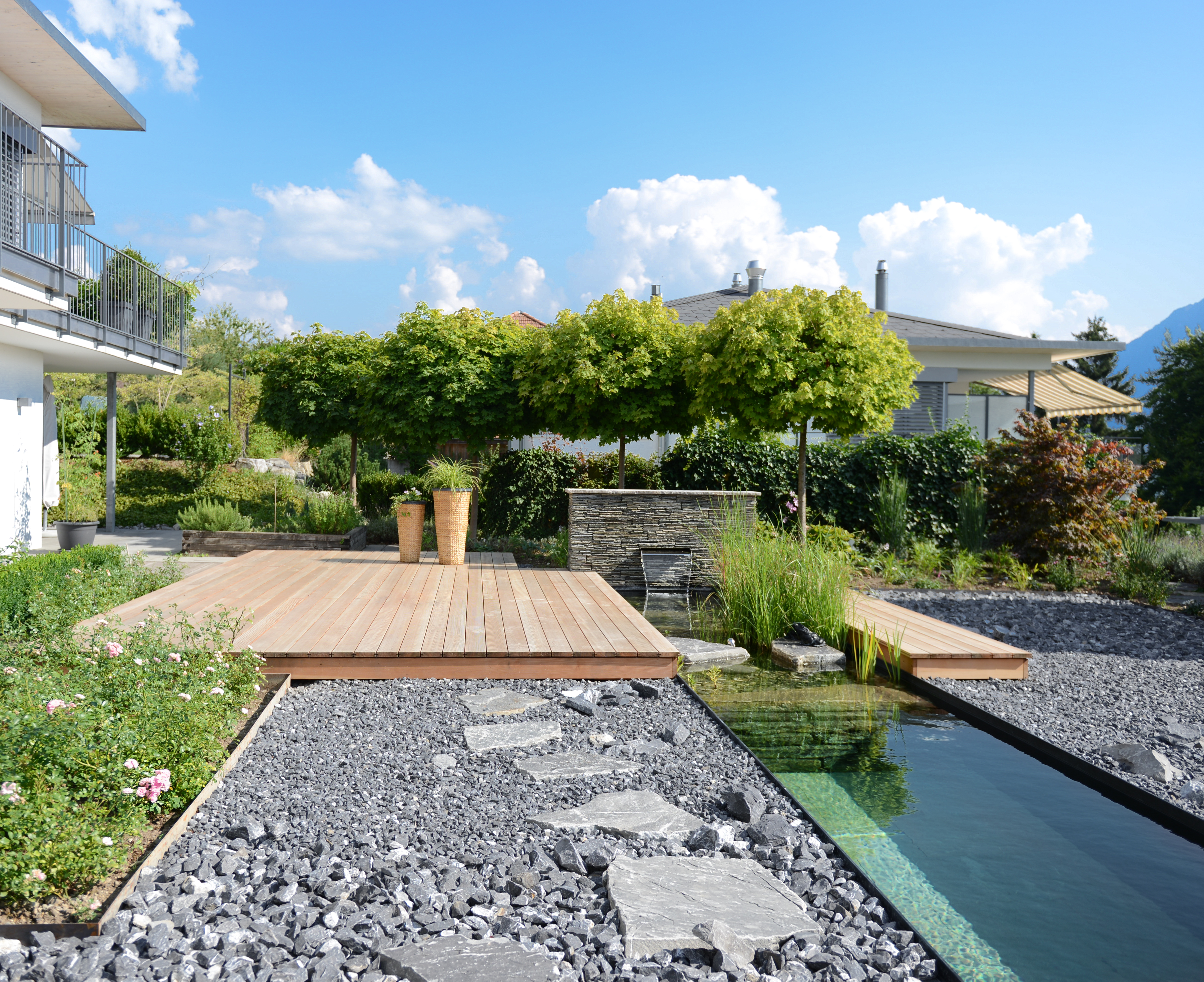 Holzdeck mit Badebrunnen und Wasserfall