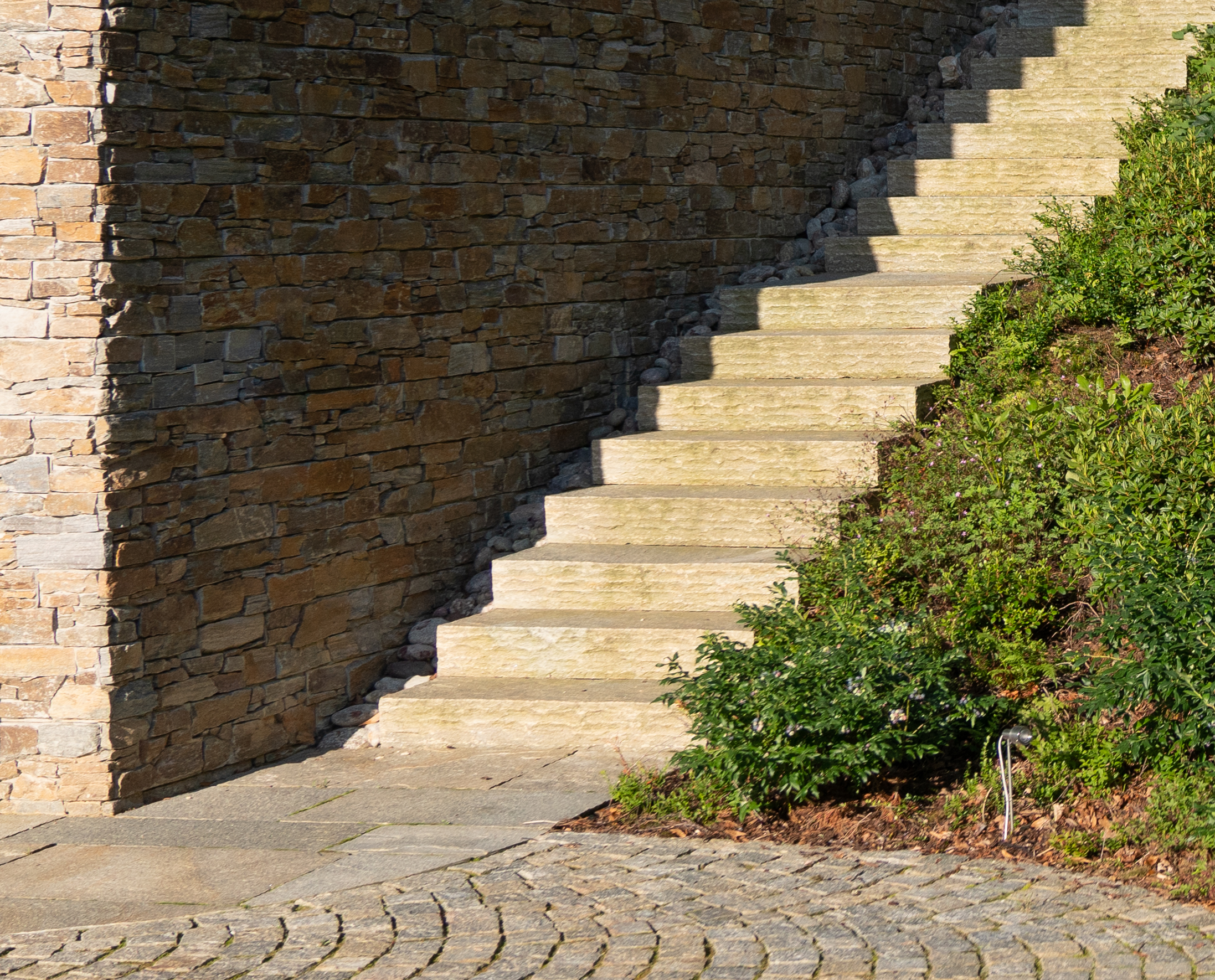 elegante Gartentreppe aus Luserna-Gneis