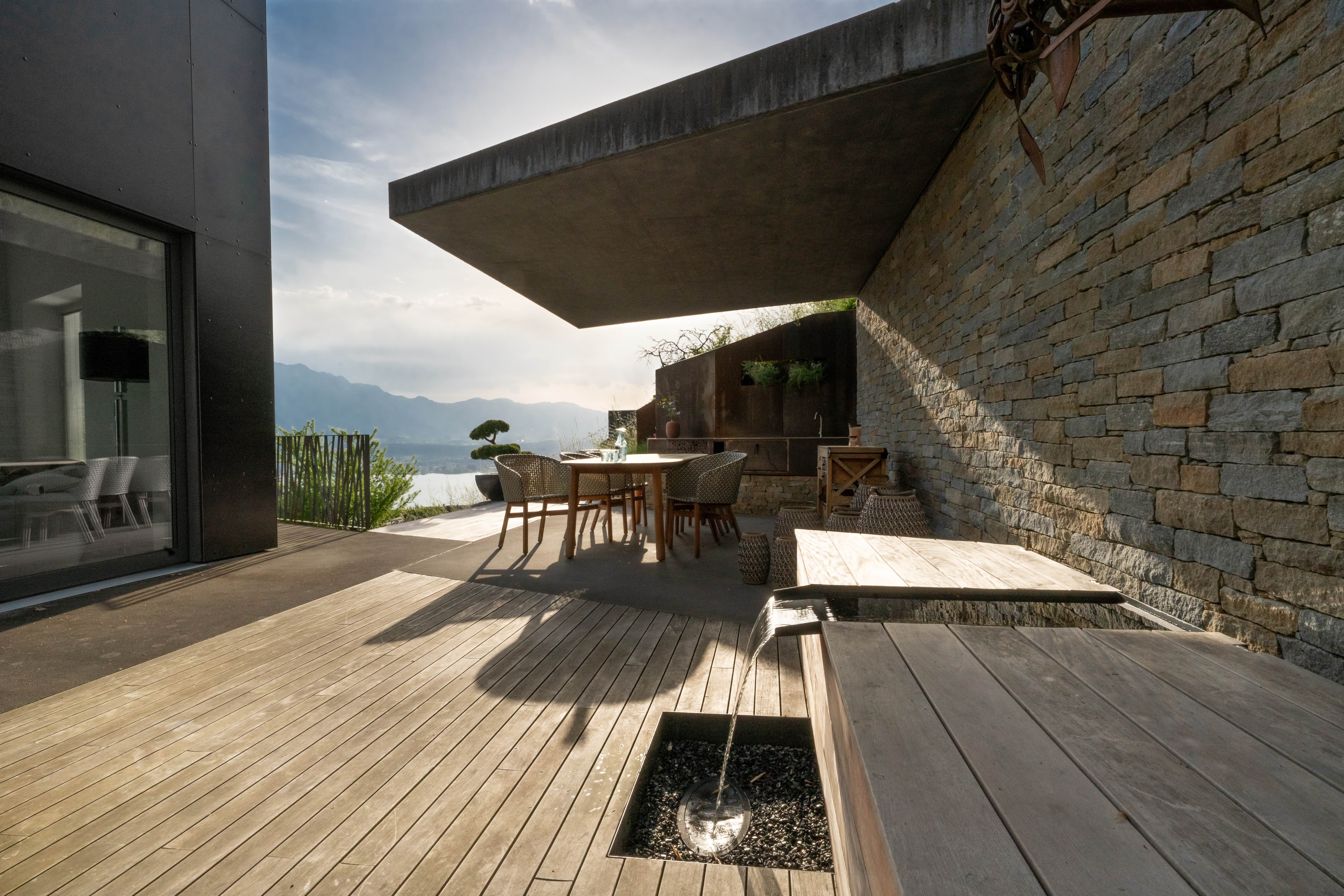 Sitzbank aus Holz mit Wasserfall