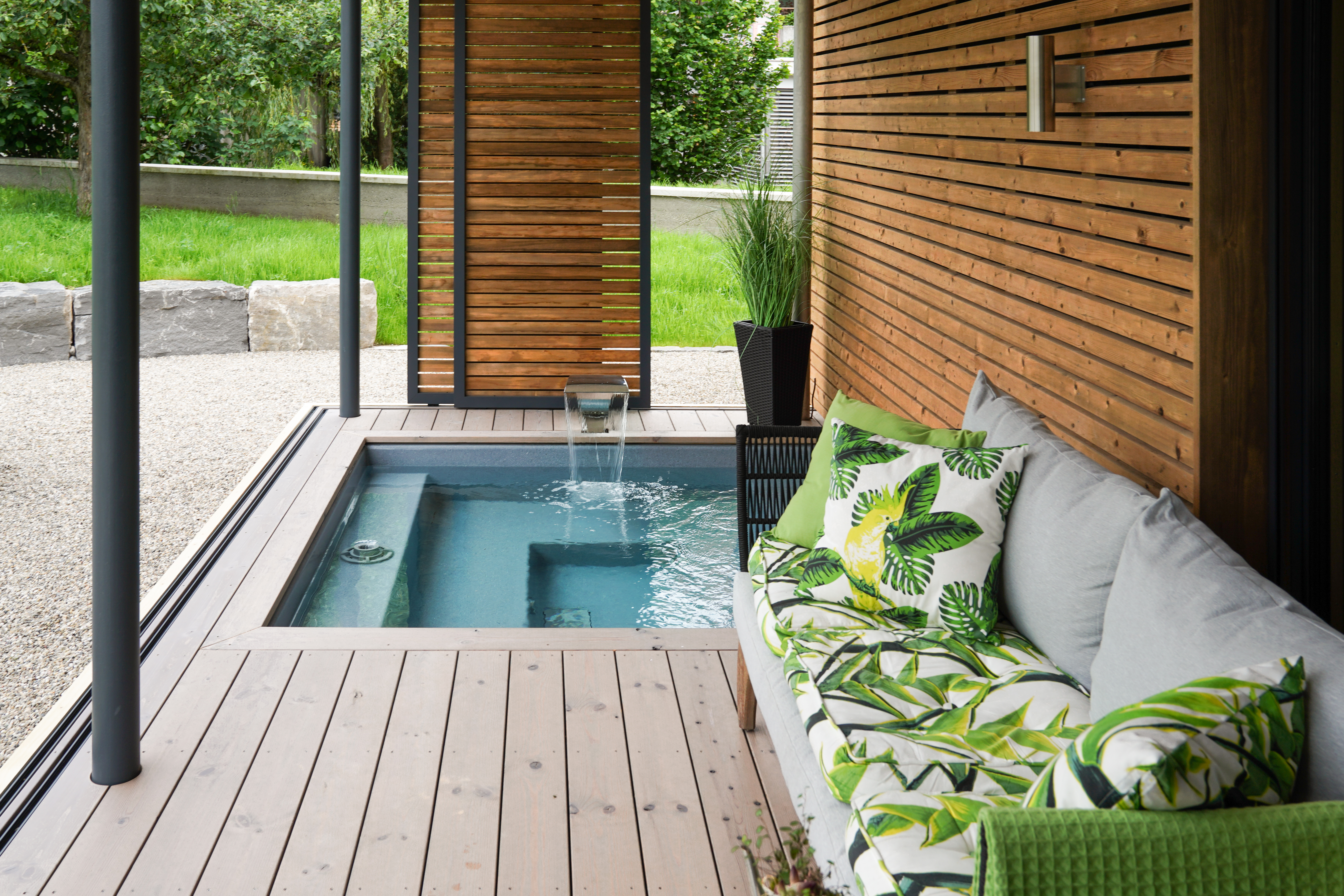 Kleiner Pool unter Veranda