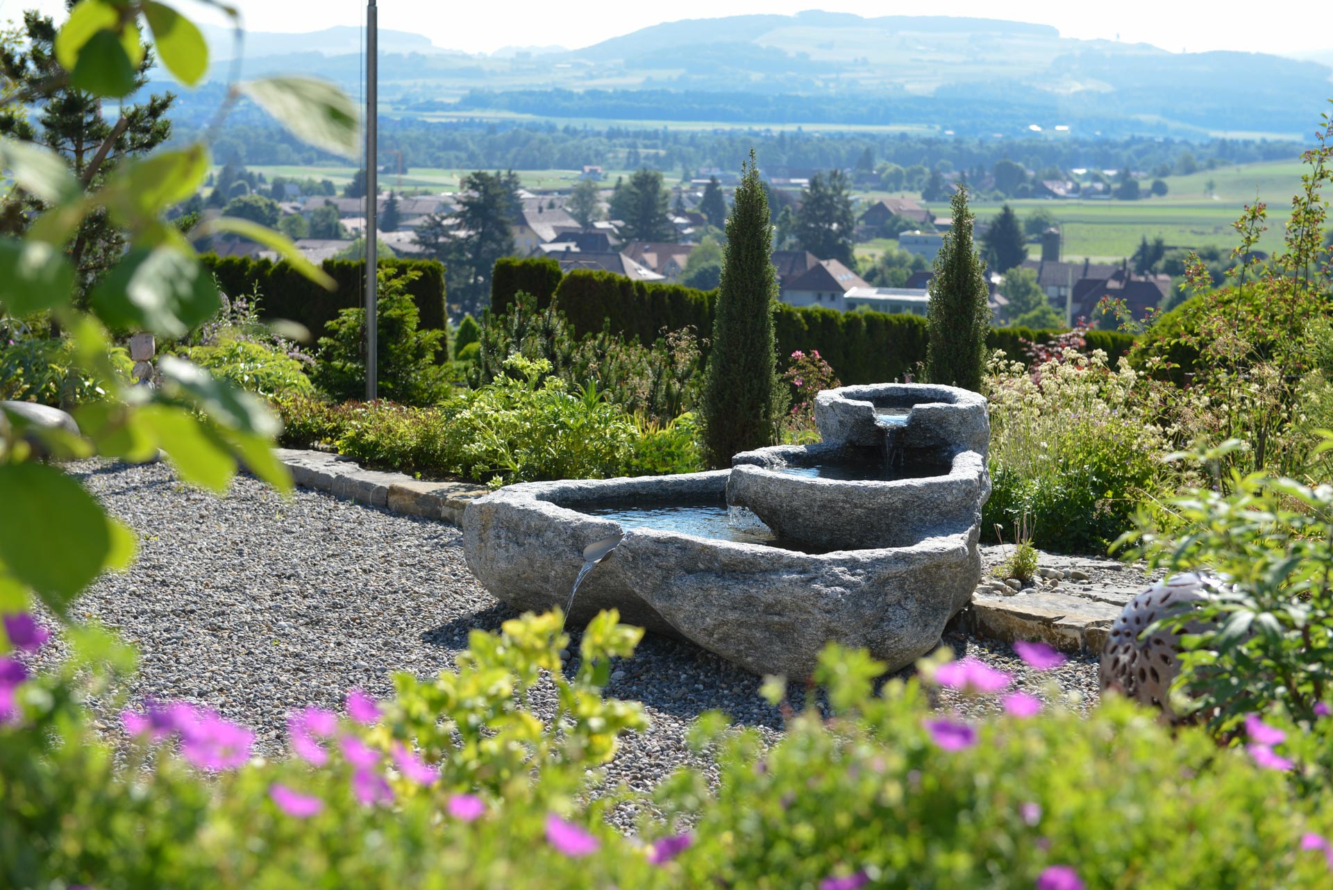 formschöner Brunnen aus Granit mit mehreren Wasserbecken