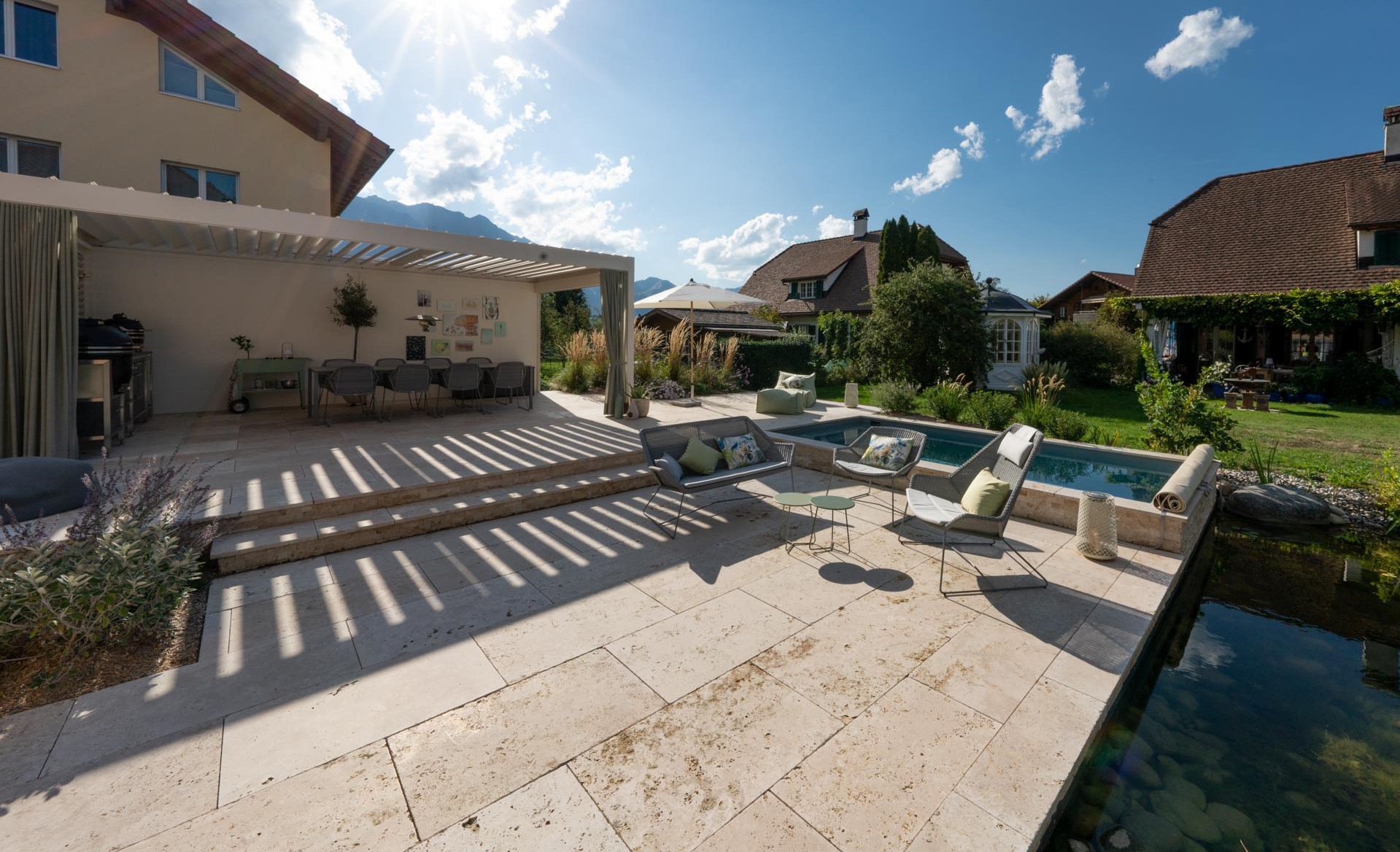 Gartendesign mit Travertinplatten und Pool