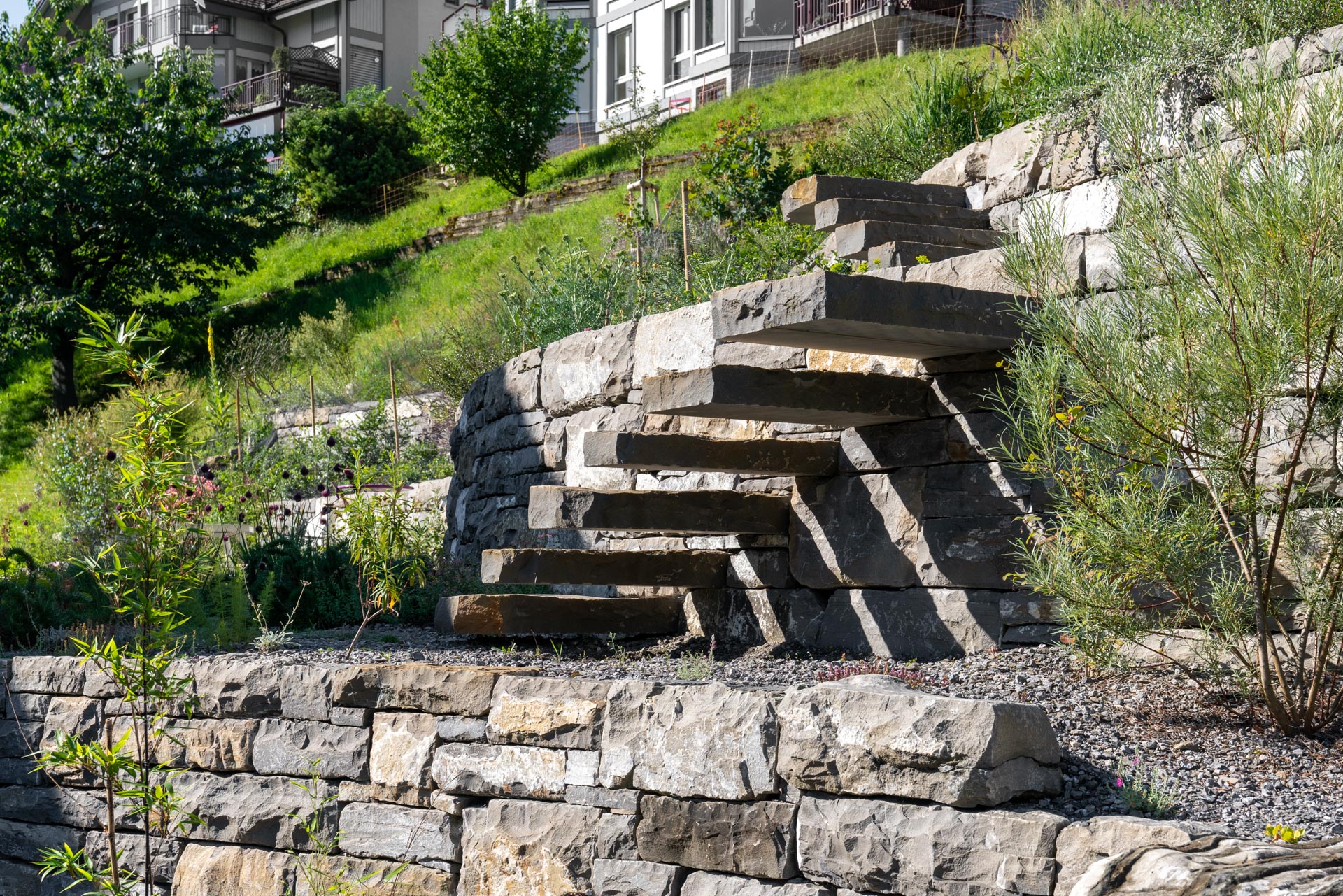 Schwebende Steinstufen einer Natursteintreppe