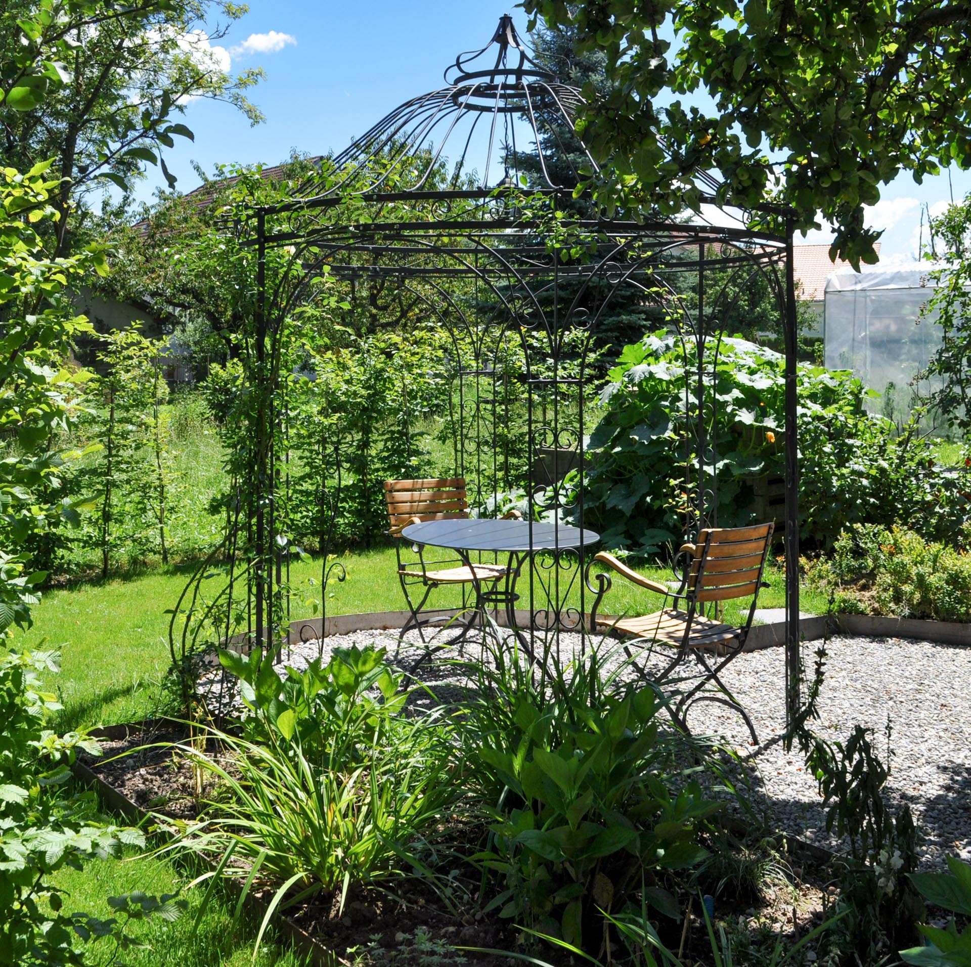 Sitzplätzchen im Halbschatten unter filigranem Pavillon