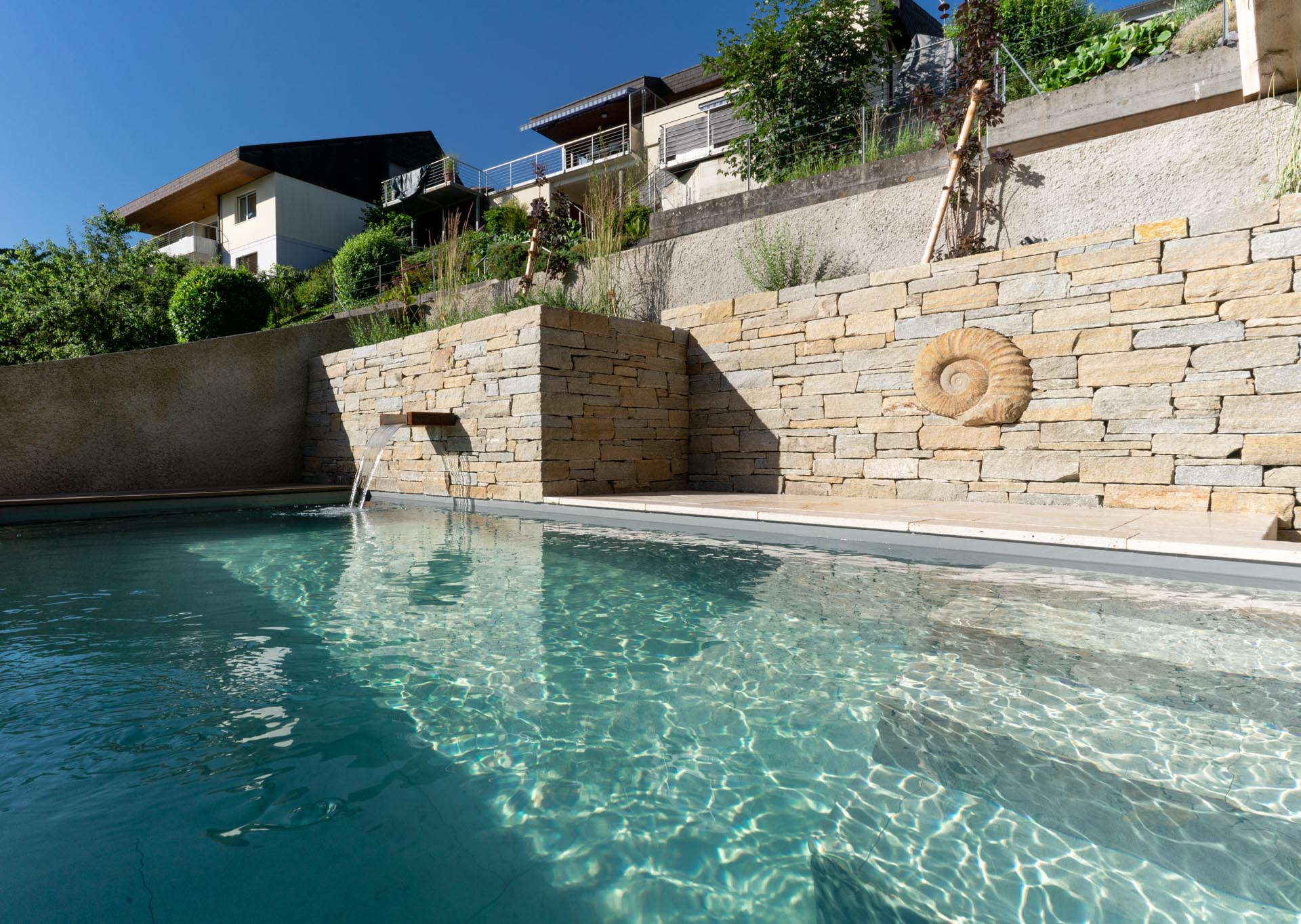 Pool mit Wasserfall