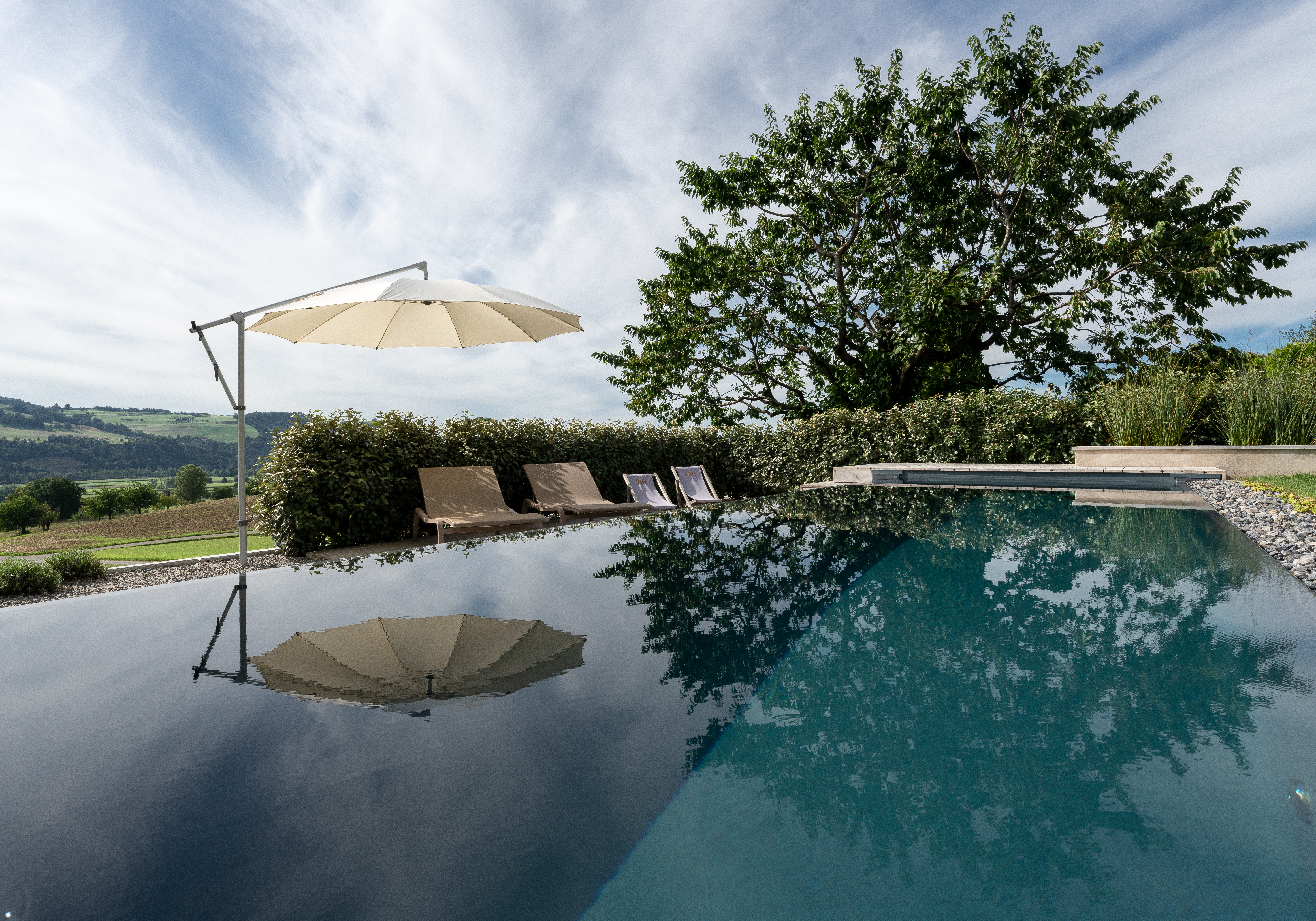 Infinity-Pool mit klarem Wasser aus natürlicher Aufbereitung dank Biofilter