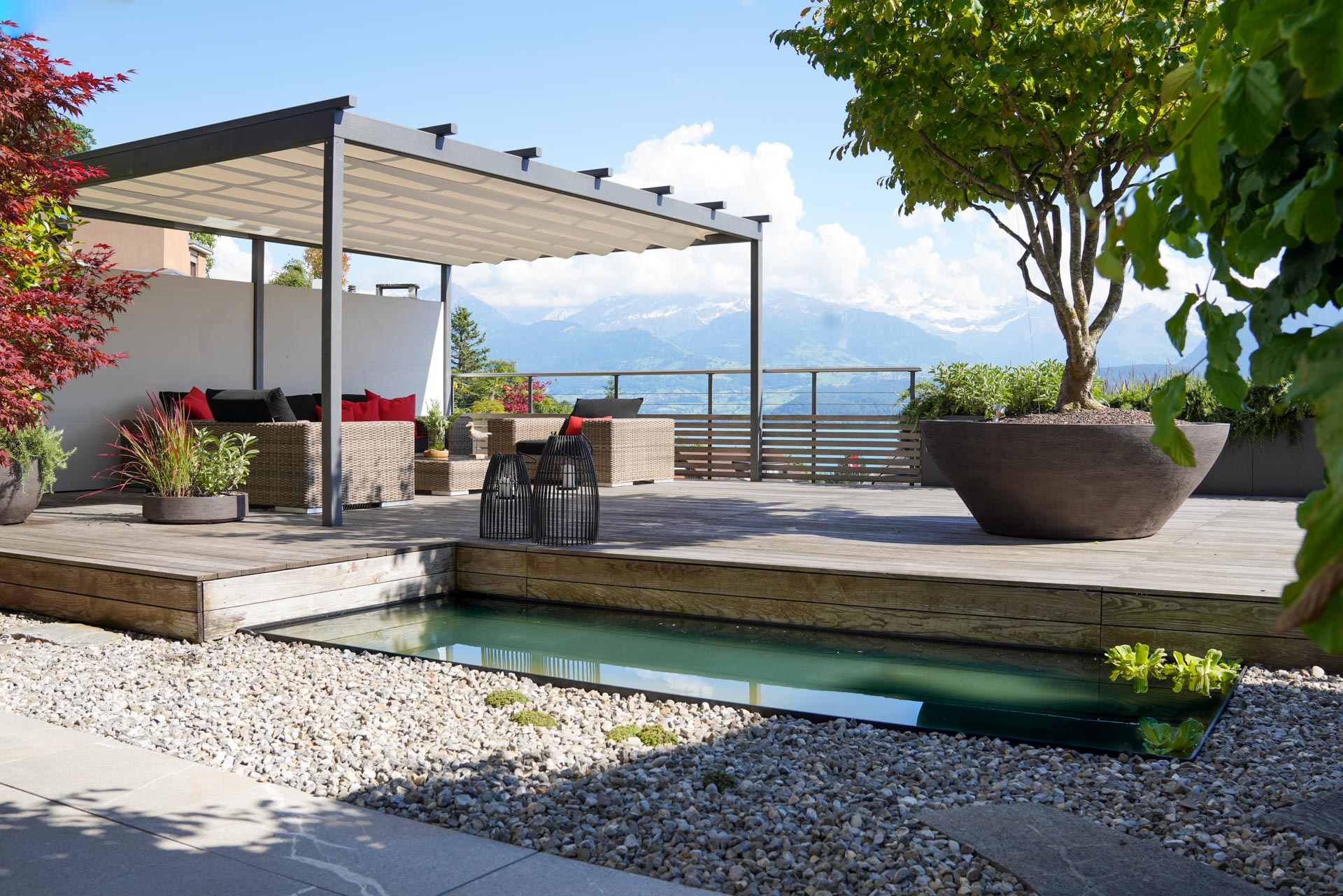 Terrassengestaltung mit Holzdeck, Pergola und Biopool