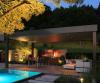 Flammengrill neben Pergola