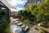 Biotop im Stahlbecken mit Trittpatten als Verbindung zwischen Garten und Terrasse