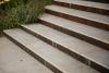 Treppe mit Stahlelementen und Natursteinplatten