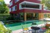Betonpool mit Folienbecken und Holzdeck