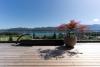 Terrasse mit plätscherndem Brunnen und Aussicht auf den See