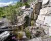 erfrischender Bachlauf mit Wasserfall im Garten