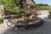 Familiengarten mit grossem Sandkasten, eingefasst mit Naturstein