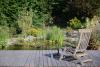 Holzdeck am Ufer eines idyllischen Schwimmteiches