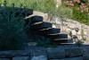 Schwebende Stufen einer in eine Mauer gebauten Steintreppe