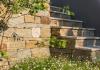 Natursteinmauer und -treppe aus Luserna-Gneis in warmen Orange-Tönen