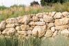 Natursteinmauer aus Jurakalk in warmen Farbtönen
